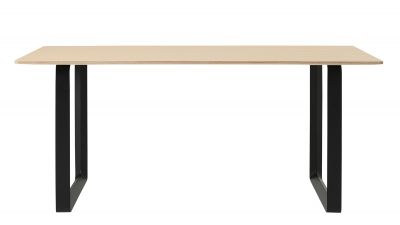 Muuto 70/70 Table: Heller Holztisch mit schwarzem Metallgestell, ideal als Esstisch oder Schreibtisch.